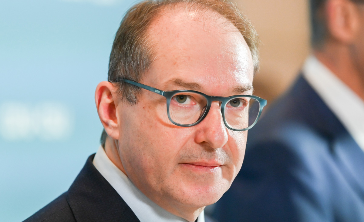 Dobrindt: Bitte Unterstützung von Asylsuchenden